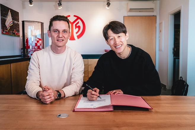 마인츠 이재성(오른쪽)이 12일(한국시간) 재계약 계약서에 서명하며 니코 붕가르트 단장과 활짝 웃었다. 사진제공|FSV 마인츠05