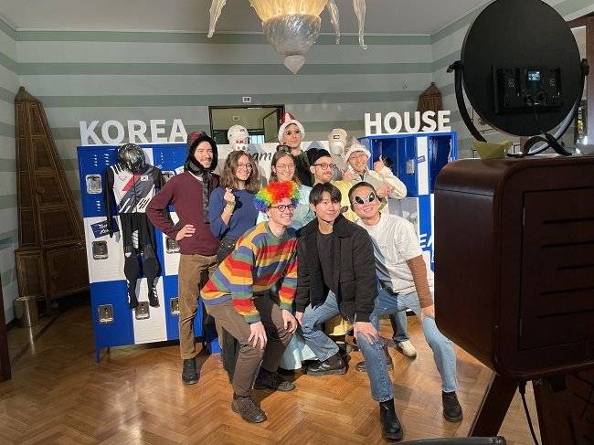 2026 밀라노 동계올림픽 코리아하우스에서 관중들이 인생네컷을 촬영하고 있다.&nbsp;사진제공｜인생네컷