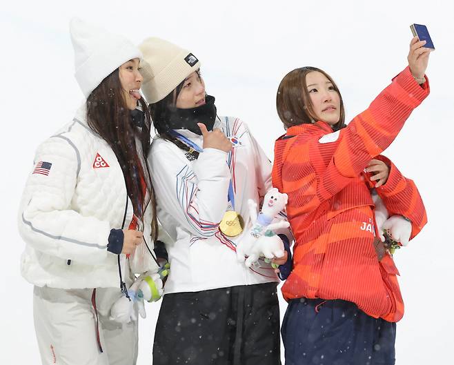 ▲ 클로이 킴, 최가온, 오노 미쓰키가 기념 셀카를 찍고 있다. ⓒ연합뉴스