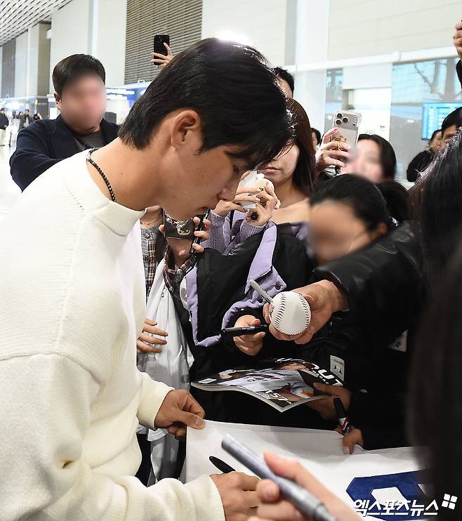 LA 다저스가 13일 키케 에르난데스와 재계약했다. 여기에 내야 자원인 케스턴 히우라를 영입하며 내야진을 강화했다. 경쟁을 펼쳐야 하는 김혜성으로선 악재다. 엑스포츠뉴스 DB