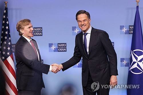 악수하는 뤼터 나토 사무총장(오른쪽) 콜비 미국 국방차관 [EPA 연합뉴스 자료사진. 재판매 및 DB 금지]