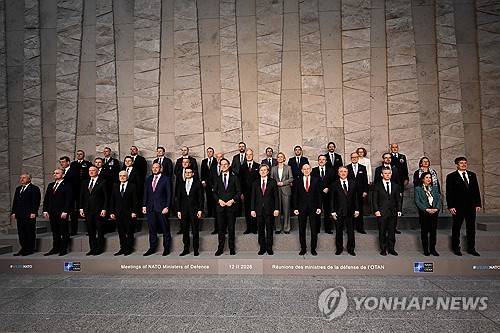 12일 벨기에에서 열린 나토 국방장관 회의 기념 촬영 [AFP 연합뉴스 자료사진]