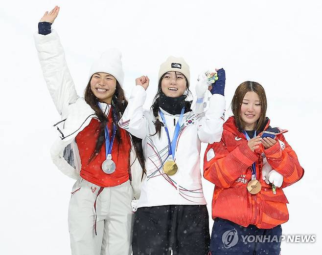 클로이 김과 기뻐하는 최가온 (리비뇨=연합뉴스) 류영석 기자 = 12일(현지시간) 이탈리아 리비뇨 스노파크에서 열린 2026 밀라노·코르티나담페초 동계 올림픽 스키 스노보드 여자 하프파이프 결선에서 90.25점을 획득해 금메달을 획득한 한국 최가온이 은메달을 획득한 미국의 클로이 김, 동메달을 획득한 일본의 오노 미쓰키와 기뻐하고 있다. 2026.2.13 ondol@yna.co.kr