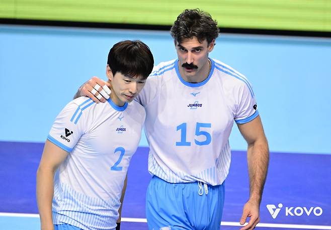 대한항공의 외국인 거포 러셀(오른쪽)과 세터 한선수 [한국배구연맹 제공. 재판매 및 DB 금지]