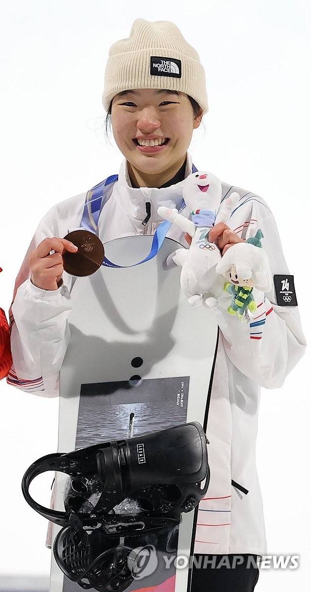 유승은 스노보드 빅에어 동메달 (리비뇨=연합뉴스) 류영석 기자 = 9일(현지시간) 이탈리아 리비뇨 스노파크에서 열린 2026 밀라노-코르티나담페초 동계올림픽 스노보드 여자 빅에어 시상식에서 동메달을 차지한 유승은이 기념촬영을 하고 있다. 2026.2.10 ondol@yna.co.kr