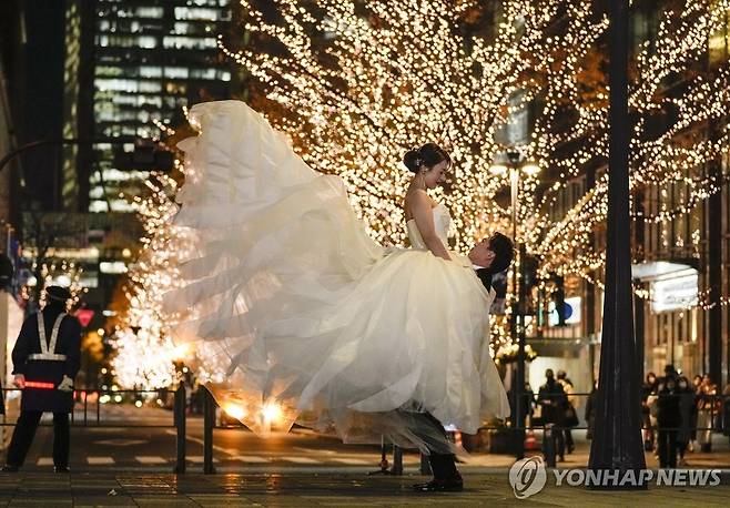 도쿄 도심에서 결혼사진 찍는 커플 [EPA 연합뉴스 자료사진. 재판매 및 DB 금지]