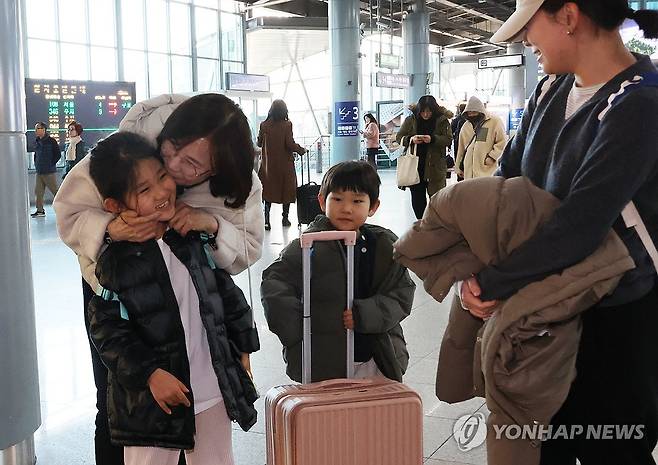 보름달 같은 우리 손녀 (부산=연합뉴스) 강선배 기자 = 설 명절 연휴를 이틀 앞둔 12일 오후 부산 동구 부산역에 일찍 귀성한 가족을 마중 나온 할머니가 반갑게 맞이하고 있다. 2026.2.12 sbkang@yna.co.kr