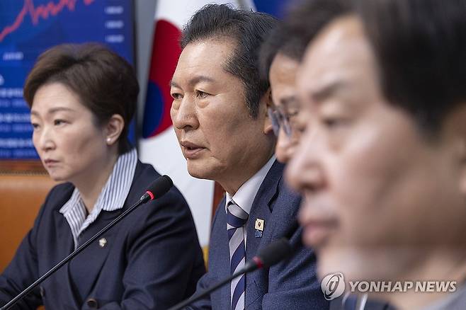 사법개혁 2월 내 입법 완료 의지 말하는 정청래 대표 (서울=연합뉴스) 황광모 기자 = 더불어민주당 정청래 대표가 13일 국회에서 열린 최고위원회의에서 법제사법위원회에서 통과한 사법개혁안 법안에 대한 2월 내 입법 완료 의지를 말하고 있다. 2026.2.13 hkmpooh@yna.co.kr