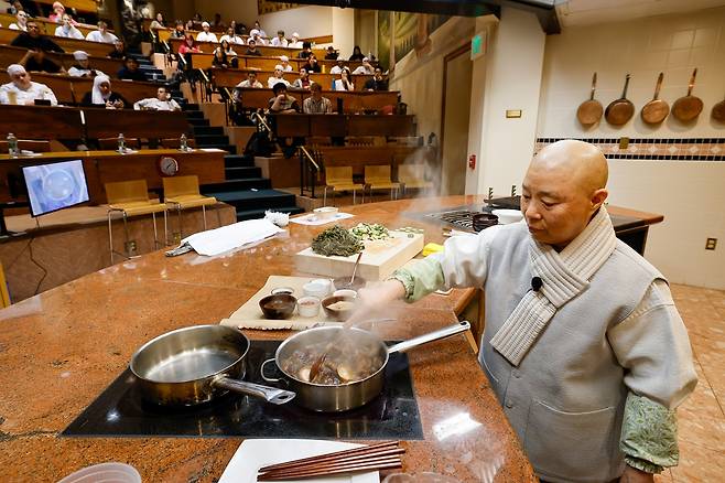 정관스님, 미 요리학교 CIA서 사찰음식 강의 [한국불교문화사업단 제공]