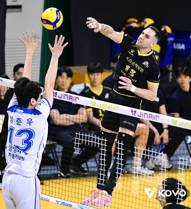 공격하는 KB손해보험의 비예나(오른쪽) [한국배구연맹 제공. 재판매 및 DB 금지]