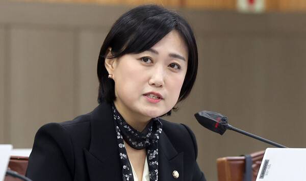 더불어민주당 백승아 의원이 지난해 10월 23일 경남 창원시 경남도교육청 2층 강당에서 열린 국회 교육위원회의 부산대·부산대병원·부산대치과병원·경상국립대·경상국립대병원 국정감사에서 질의하고 있다. 연합뉴스