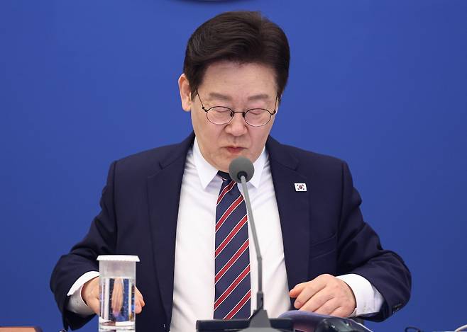 이재명 대통령이 12일 청와대에서 수석보좌관회의를 준비하고 있다. 청와대통신사진기자단