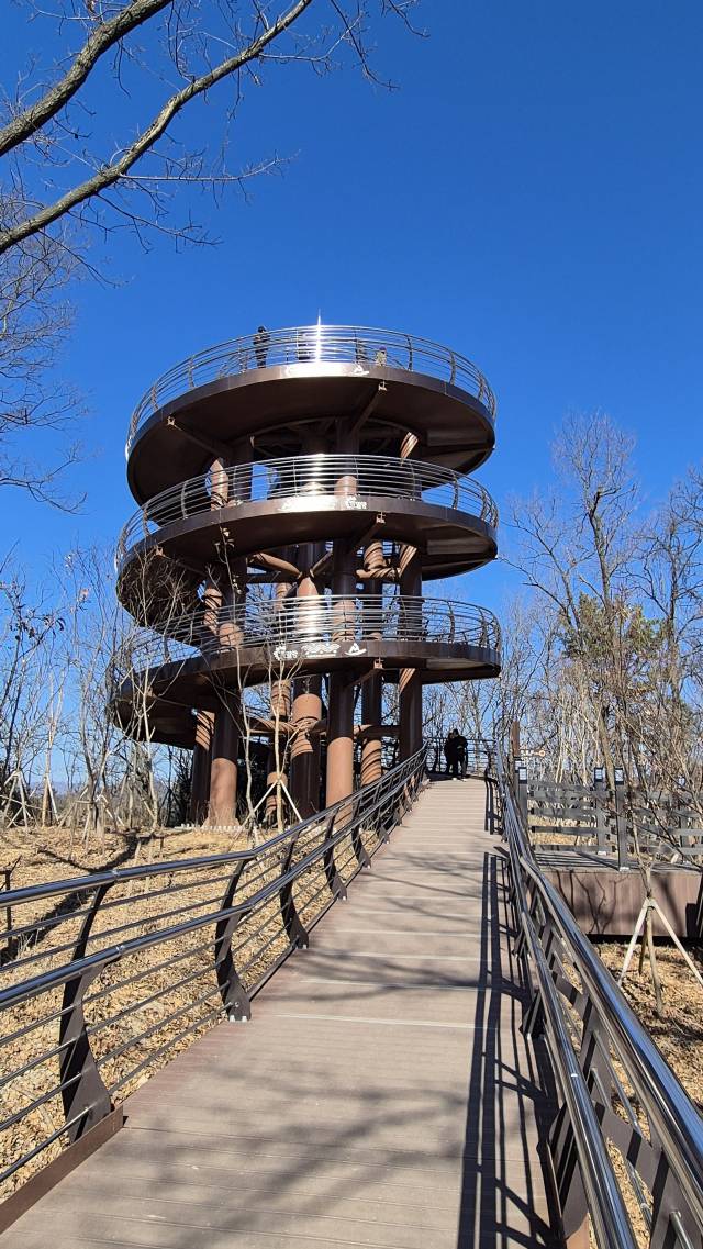 밀양 시가지를 조망하는 달팽이전망대.