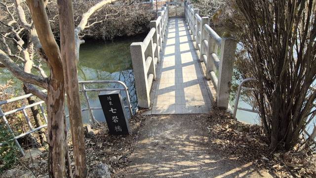 위양지와 학산정사를 잇는 양양 칠암교.