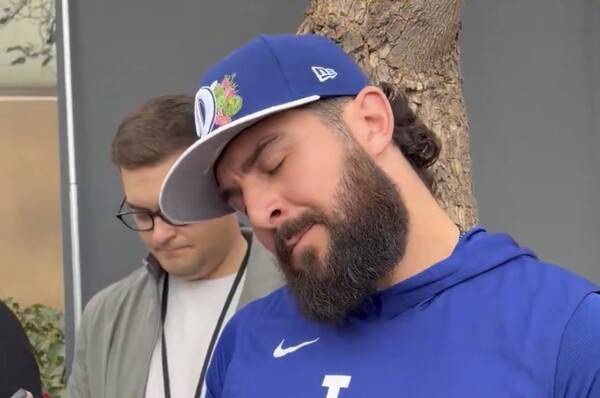 힘겹게 인터뷰하는 베시아(사진=SNS 화면 갈무리)