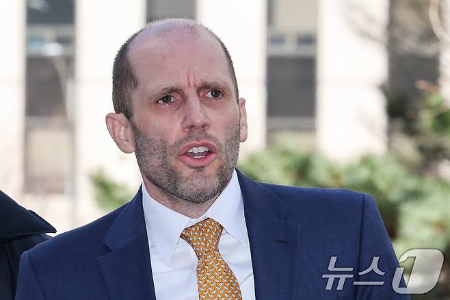 해롤드 로저스 쿠팡 임시대표가 지난 6일 국회에서의 증언·감정 등에 관한 법률 위반 혐의 등 관련 2차 조사를 받기 위해 출석하고 있는 모습. /제공=뉴스1