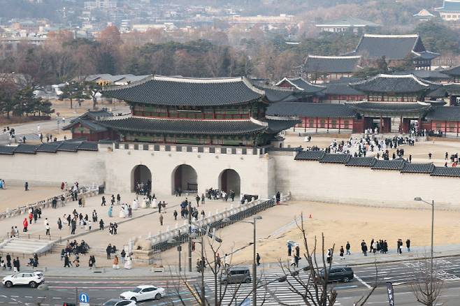 서울 종로구 경복궁을 방문하는 시민과 관광객들. (사진=연합뉴스)