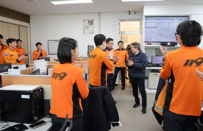 14일 수원남부소방서를 방문한 김동연 경기도지사가 명절 근무자들을 격려하고 있다.(사진=경기도)