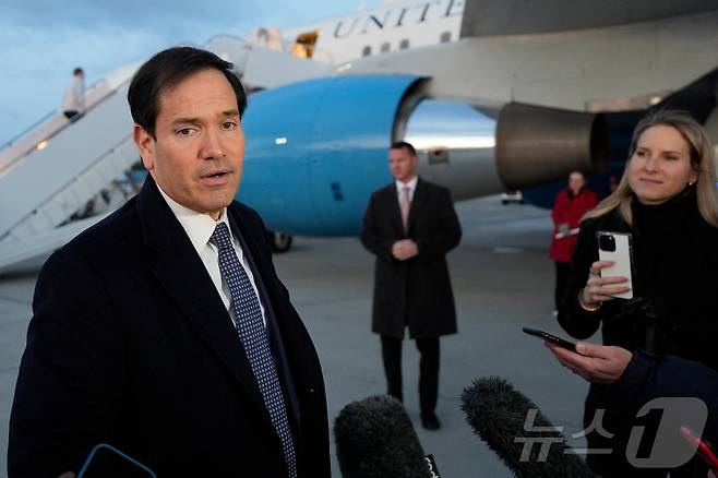 마코 루비오 미국 국무장관이 12일(현지시간) 메릴랜드 앤드루스 합동기지에서 뮌헨안보회의(MSC) 참석을 위해 출국하기 직전 기자들의 질문에 답하고 있다. 2026.02.12. ⓒ 로이터=뉴스1