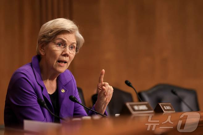 미국 연방상원의원 엘리자베스 워런(민주·매사추세츠주)이 2025년 4월 8일 워싱턴 D.C.의 국회의사당에서 도널드 트럼프 미국 대통령의 무역 정책에 대한 상원 재무위원회 청문회에서 미국 무역대표 제이미슨 그리어의 증언을 듣고 있다. 2025.4.8 ⓒ 로이터=뉴스1