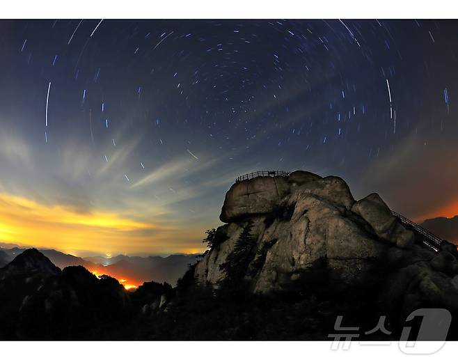 빠듯한 일정 대신 걷고, 쉬고, 체험하는 느린 여행이 확산하는 가운데 상주시가 강과 산, 체험형 콘텐츠를 두루 갖춘 체류형 관광도시로 주목받고 있다.사진은 속리산 문장대 모습.(상주시 제공, 재판매 및 DB 금지)