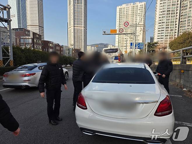 14일 오전 부산 남구 한 도로에서 경찰이 음주 운전 의심 차량을 멈춰세우고 있다.(부산경찰청 제공. 재판매 및 DB 금지)