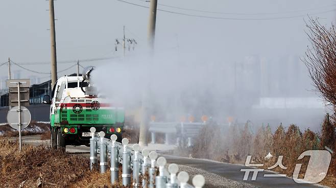 아프리카돼지열병(ASF)이 잇따라 발생하며 방역에 비상이 걸린 가운데 26일 경기 안성시 미양면 일대에서 안성시 관계자가 집중 소독 및 방역 작업을 하고 있다. 2026.1.26 ⓒ 뉴스1 김영운 기자