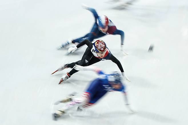 신동민이 이탈리아 밀라노 아이스스케이팅 아레나에서 열린 2026 밀라노·코르티나 동계올림픽 쇼트트랙 혼성계주 경기에 임하고 있다. 사진 | 밀라노=TASS 연합뉴스
