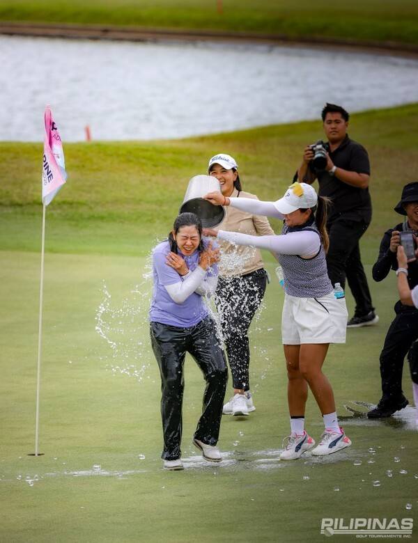 대만의 황 칭이 필리핀 리파 시티에서 열린 KLPGA 드림 윈터투어 마지막 대회 '필리핀 레이디스 마스터스 2026'에서 최종합계 11언더파로 역전 우승을 차지했다. (황 칭이 우승을 확정짓고 난 후 동료들로부터 우승 축하 물세례를 받고 있다.). /사진=PGTI
