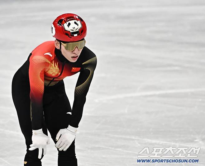 10일 이탈리아 밀라노 아이스스케이팅 아레나에서 쇼트트랙 남자 1000m 예선이 열렸다. 상대 파울 인정으로 예선 통과한 중국 륀샤오쥔. 밀라노(이탈리아)=송정헌 기자songs@sportschosun.com/2026.02.10/