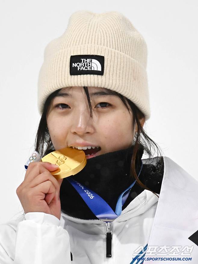 13일(한국시간) 이탈리아 리비뇨 스노파크에서 열린 스키 스노보드 여자 하프파이프 결선에서 최가온이 90.25점을 획득해 금메달을 차지했다. 금메달 들고 포즈 취하는 최가온. 리비뇨(이탈리아)=송정헌 기자songs@sportschosun.com/2026.02.13/