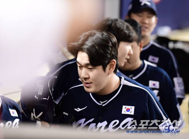 13일 프리미어12 야구대표팀이 대만 타이베이돔구장에서 대만과 경기를 펼쳤다. 7회 나승엽이 솔로홈런을 날렸다. 동료들의 축하를 받고 있는 나승엽. 타이베이(대만)=송정헌 기자songs@sportschosun.com/2024.11.13/