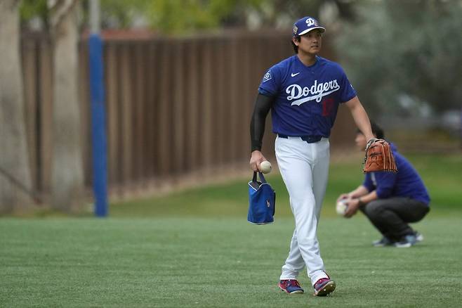 LA 다저스 오타니 쇼헤이가 피칭 연습을 하기 위해 불펜으로 발걸음을 옮기고 있다. AP연합뉴스