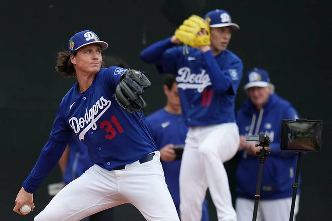 타일러 글래스나우와 사사키 로키가 나란히 불펜피칭을 하고 있다. AP연합뉴스