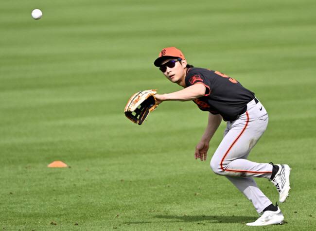 샌프란시스코 자이언츠 이정후는 애리조나 스프링캠프 동안 벌써 우익수 자리에서 수비 훈련을 진행하고 있다. 스포츠조선 DB