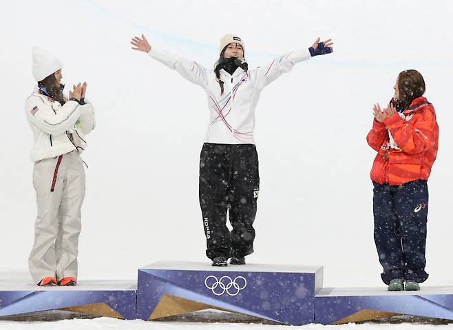 시상대 가장 높은 곳에 오르는 최가온

    (리비뇨=연합뉴스) 류영석 기자 = 12일(현지시간) 이탈리아 리비뇨 스노파크에서 열린 2026 밀라노·코르티나담페초 동계 올림픽 스키 스노보드 여자 하프파이프 결선에서 90.25점을 획득해 금메달을 획득한 한국 최가온이 시상대에 오르며 환호하고 있다. 2026.2.13