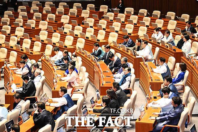 12일 오후 서울 여의도 국회에서 열린 본회의에 참석한 한복 차림의 민주당 의원들. 국민의힘 좌석은 비어 있다. /배정한 기자