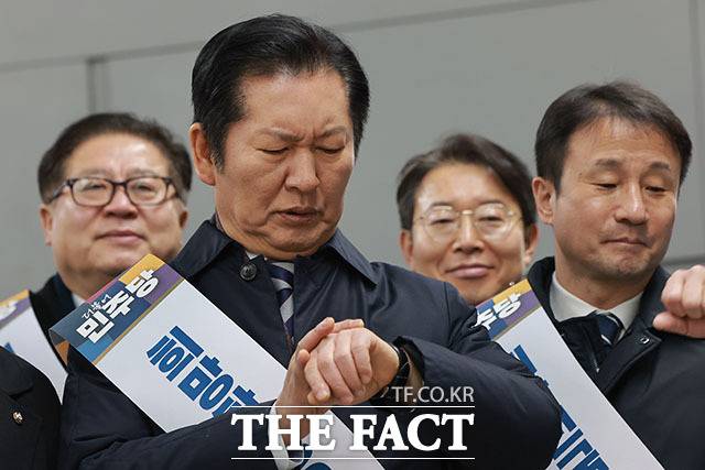 더불어민주당 정청래 대표가 13일 서울 용산역에서 귀성 인사를 하던 도중 시계를 보고 있다. /남용희 기자