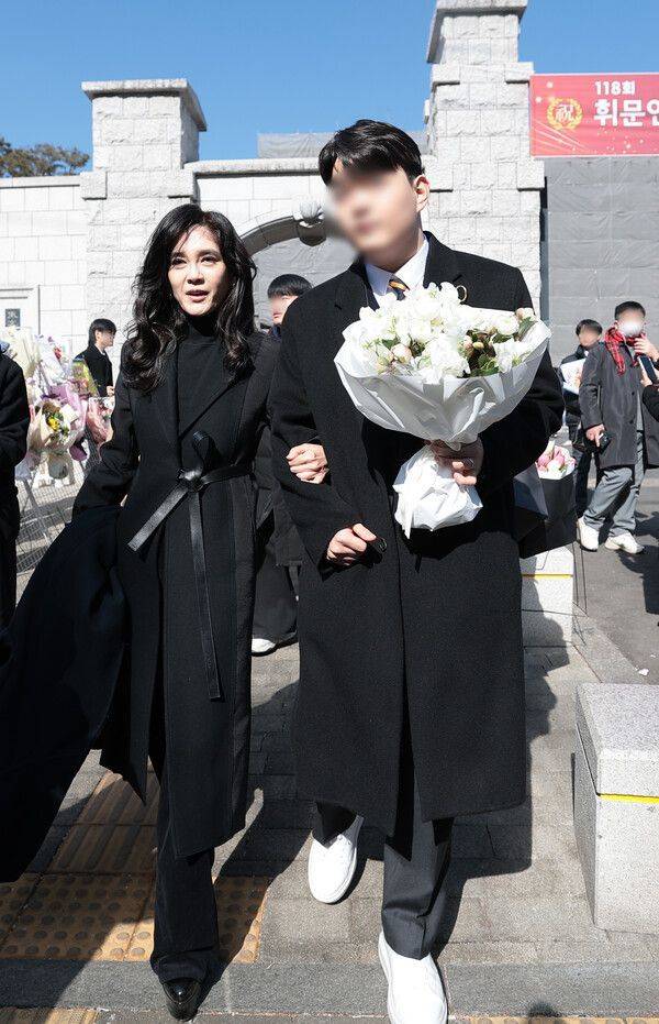 이부진 호텔신라 회장이 9일 서울 강남구 휘문고등학교 졸업식에 참석해 아들 임동현군의 팔짱을 끼고 준비된 차량으로 이동하고 있다.