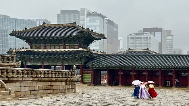 경복궁에서 만난 한복 차림의 사람들./권재륜 제공