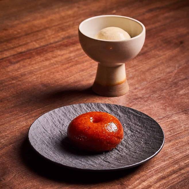 뉴욕 한식당 '주아'의 고구마 주악. 브라운 버터 아이스크림을 곁들여 서빙된다./주아