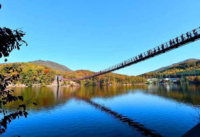 경기 파주 '마장호수'는 노약자도 부담 없이 찾아가볼 수 있는 '열린 관광지' 중 하나다. 출렁다리와 호수 순환 둘레길 산책로가 있어 온 가족이 함께 걷기 좋다. / 파주도시관광공사