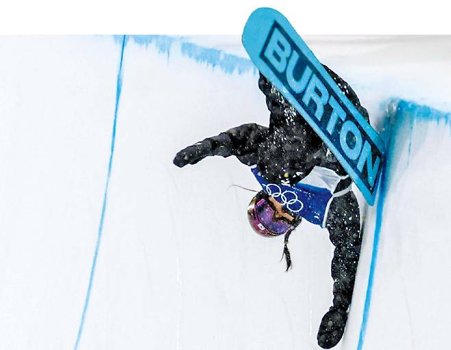 최가온이 13일(한국 시각) 이탈리아 리비뇨 스노파크에서 열린 밀라노 코르티나 동계 올림픽 스노보드 여자 하프파이프 결선 1차 시기에서 착지를 하다 보드가 파이프 턱에 걸려 넘어지고 있다./장련성 기자