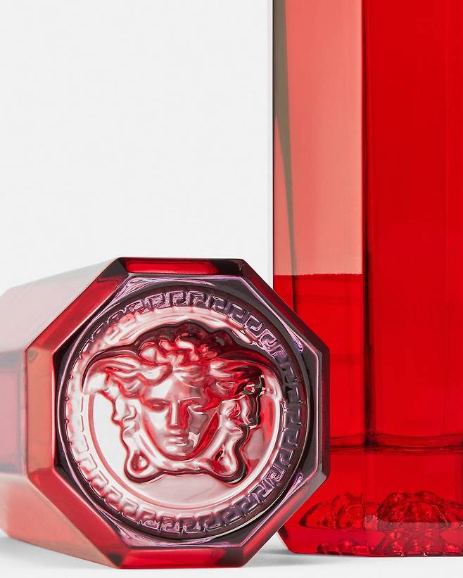 베르사체 메두사 뤼미에르 롱 드링크 글라스. 팔각형의 칵테일 글래스로 하단에 베르사체 시그니처 메두사가 입체적으로 장식되어 있다. 베르사체.