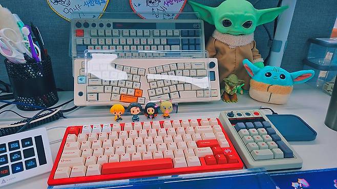 직장인 홍성윤씨의 책상 앞. 키보드 3개를 두고 기분에 따라 원하는 키보드를 골라서 쓴다. /홍성윤씨 제공