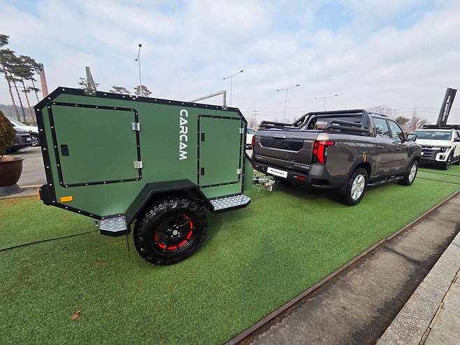 KGM신형 무쏘가 오프로드 캠핑 트레일러를 견인한 모습. ⓒ데일리안 정진주 기자