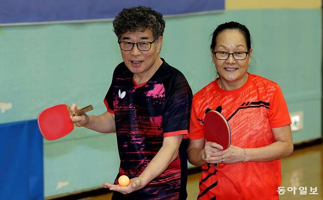 이동명(왼쪽) 김석순 씨 부부가 서울 강동구 코리아탁구체육관에서 라켓을 들고 활짝 웃고 있다. 변영욱 기자 cut@donga.com
