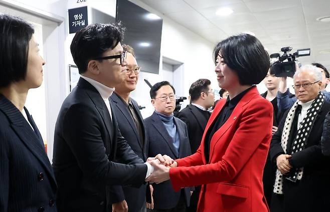 배현진 국민의힘 의원이 13일 오후 서울 여의도 국회 소통관에서 기자회견을 열고, 자신에 대한 국힘 윤리위의 ‘당원권 정지 1년’에 대해 입장 발표를 앞두고 한동훈 전 국민의힘 대표에게 격려를 받고 있다. 2026.02.13 뉴시스