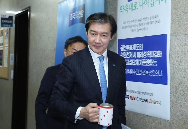 조국 조국혁신당 대표가 13일 서울 여의도 국회에서 열린 비공개 당무위원회에 참석하고 있다. 뉴스1