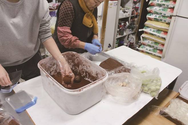 두쫀쿠를 재해석한 떡을 만드는 모습. 어린이과학동아 제공